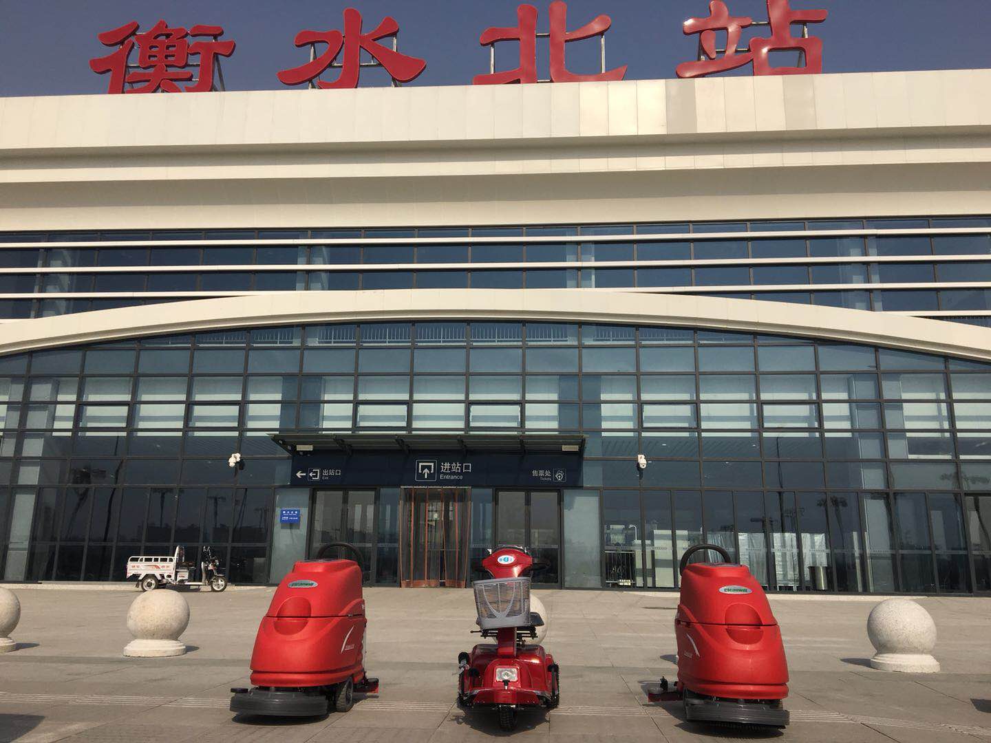 如何運(yùn)用電動(dòng)塵推車(chē)對(duì)大理石地面清潔6