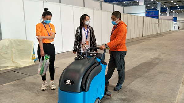 鼎潔盛世洗地機(jī)現(xiàn)場(chǎng)效果直接征服客戶(hù)81